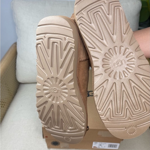 Ugg Classic Ultra Minis - Picture 9 of 10